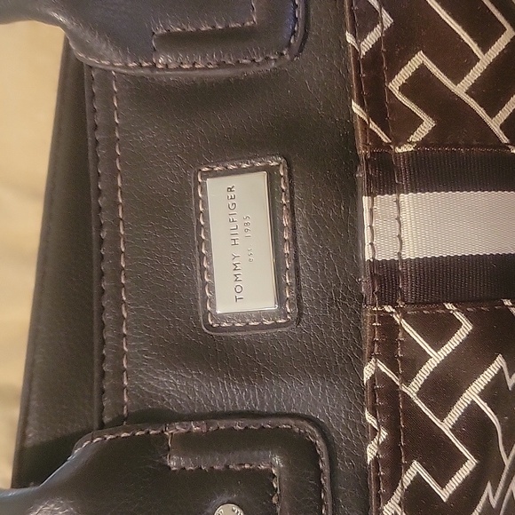 Tommy Hilfiger purse tote bag. Tan and brown. Pockets. Nice shoulder bag - Picture 2 of 7
